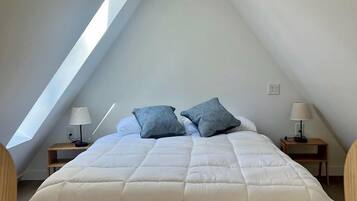 1 bedroom, desk, WiFi, bed sheets