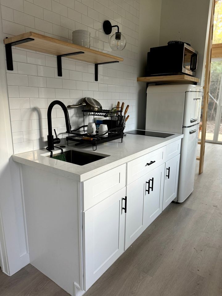 Cafetera y tetera, refrigerador, microondas y horno 
