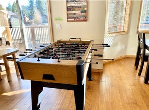 Games room - Spectacular Cabin with Foosball and Pool Table in California (Big Bear Lake)