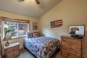 Room - Spectacular Cabin with Foosball and Pool Table in California (Big Bear Lake)