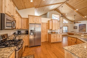 Private kitchen - Spectacular Cabin with Foosball and Pool Table in California (Big Bear Lake)