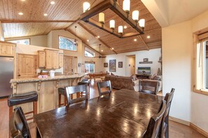 Dining - Spectacular Cabin with Foosball and Pool Table in California (Big Bear Lake)