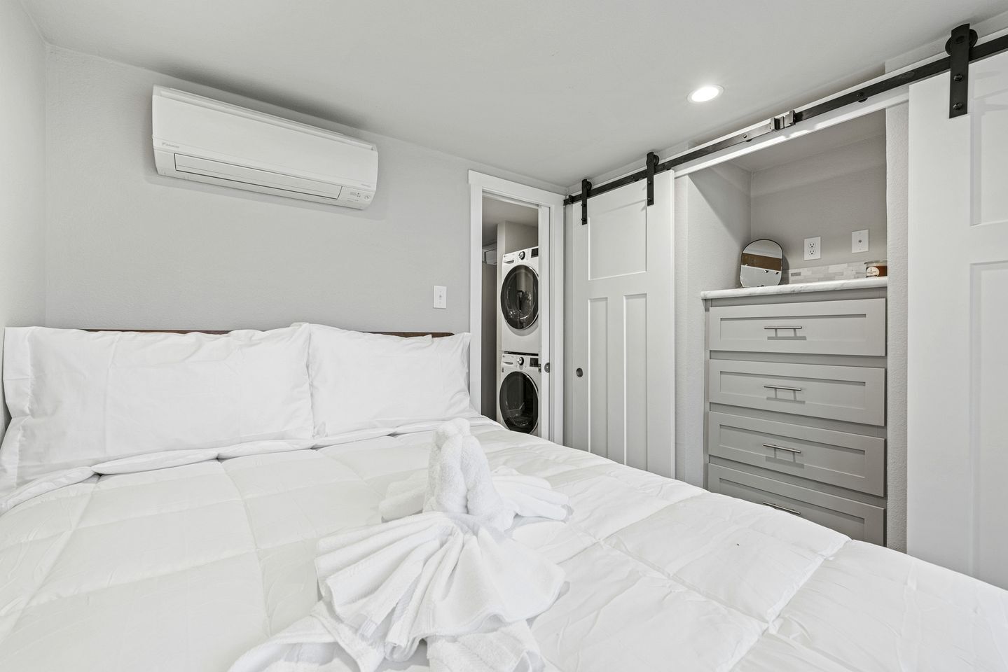 1 Schlafzimmer, Schreibtisch, Bettwäsche