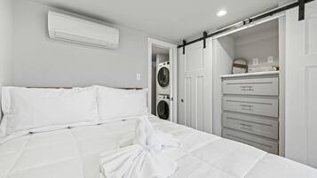 1 quarto, escrivaninha, roupa de cama