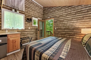 1 bedroom, desk, WiFi, bed sheets - Tranquil Cabin Surrounded by Nature Perfect for Families with Hot-Tub in Sevierville, Tennessee (Gatlinburg)