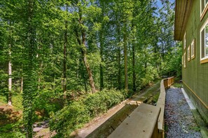 Property grounds - Tranquil Cabin Surrounded by Nature Perfect for Families with Hot-Tub in Sevierville, Tennessee (Gatlinburg)