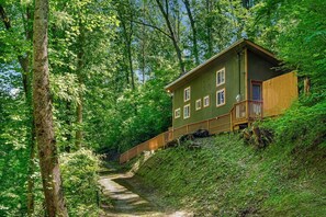 Exterior - Tranquil Cabin Surrounded by Nature Perfect for Families with Hot-Tub in Sevierville, Tennessee (Gatlinburg)