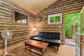 Living area - Tranquil Cabin Surrounded by Nature Perfect for Families with Hot-Tub in Sevierville, Tennessee (Gatlinburg)