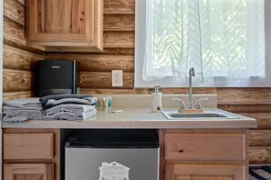 Private kitchen - Tranquil Cabin Surrounded by Nature Perfect for Families with Hot-Tub in Sevierville, Tennessee (Gatlinburg)