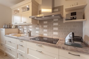 Fridge, microwave, oven, stovetop - Modern vacation home with plenty of space to relax - Haus Eleganza (Glowe)