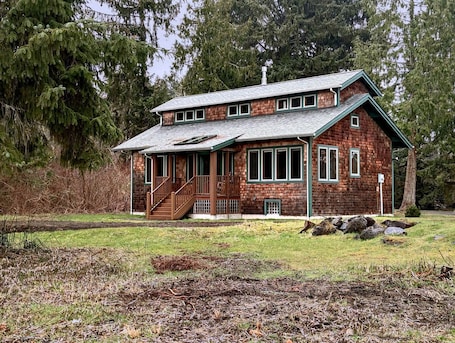 Außenbereich. Nature Escape by the Columbia River: Charming Cabin in Skamokawa, Washington