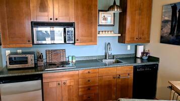 Coffee/tea maker, fridge, microwave, oven