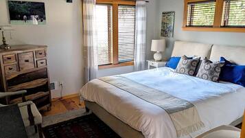 3 bedrooms, in-room safe, desk, iron/ironing board