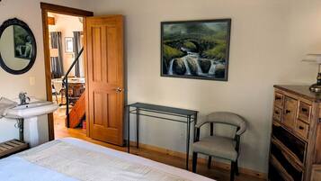 3 bedrooms, in-room safe, desk, iron/ironing board