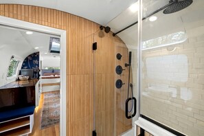Hair dryer, towels, soap, shampoo - Luxury Airstream Rental for Intimate Getaways to Pisgah Forest, North Carolina (Pisgah Forest)