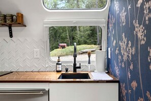Kaffetrakter/tekoker, kjøleskap, ovn og kokeplater