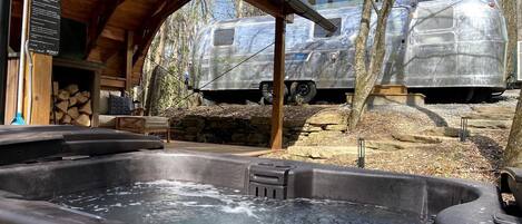 Bañera de hidromasaje al aire libre