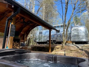 Outdoor spa tub - Luxury Airstream Rental for Intimate Getaways to Pisgah Forest, North Carolina (Pisgah Forest)