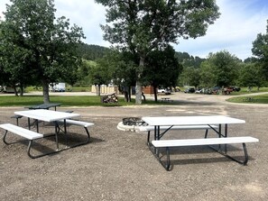 Outdoor dining - Cozy Cabin near Mount Rushmore National Memorial, Perfect for a Trip to South Dakota (Sturgis)