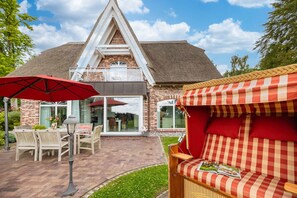 Outdoor dining - Relaxing vacation in a quiet location with many extras - Haus Boddenresidenz (Putbus)