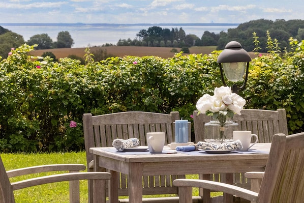 Outdoor dining - Relaxing vacation in a quiet location with many extras - Haus Boddenresidenz (Putbus)