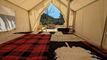 1 bedroom, bed sheets
