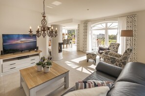 Televisión, chimenea, tenis de mesa y estéreo 