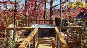 Outdoor spa tub - Spectacular Wooden Tree House with Hot-tub in Gatlinburg, Tennessee (Gatlinburg)