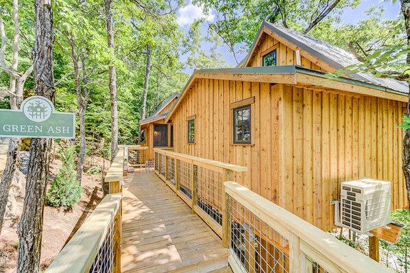 Exterior - Spectacular Wooden Tree House with Hot-tub in Gatlinburg, Tennessee (Gatlinburg)