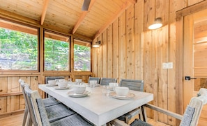 Dining - Spectacular Wooden Tree House with Hot-tub in Gatlinburg, Tennessee (Gatlinburg)