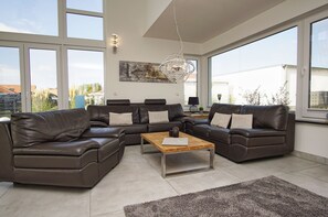 Fernseher, Kamin, DVD-Player, Stereoanlage