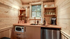 Interior - Amazing Secluded Tree House with Fire Pit in Gatlinburg, Tennessee (Gatlinburg)