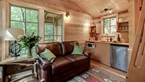 Living area - Amazing Secluded Tree House with Fire Pit in Gatlinburg, Tennessee (Gatlinburg)