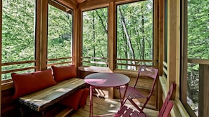 Dining - Amazing Secluded Tree House with Fire Pit in Gatlinburg, Tennessee (Gatlinburg)