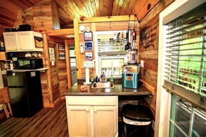Coffee/tea maker, fridge, microwave, cookware/dishes/utensils - Lovely Cabin Accommodation for a Getaway near Lake Greeson in Murfreesboro, Arkansas (Murfreesboro)
