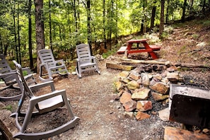 Property grounds - Lovely Cabin Accommodation for a Getaway near Lake Greeson in Murfreesboro, Arkansas (Murfreesboro)