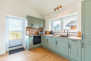 Fridge, microwave, oven, stovetop - Vacation home "Huus Mööv" in Kating for up to 4 people (Kating)