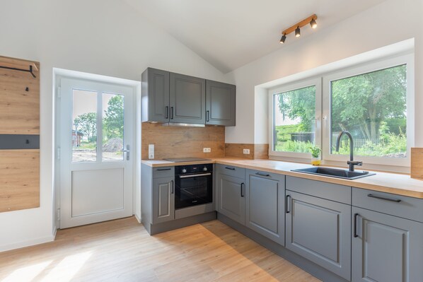 Frigorifero, microonde, forno, piano cottura