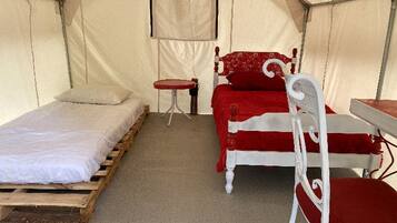 1 bedroom, bed sheets