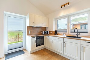 Fridge, microwave, oven, stovetop - Vacation home "Huus Spatz" in Kating for up to 4 people (Kating)