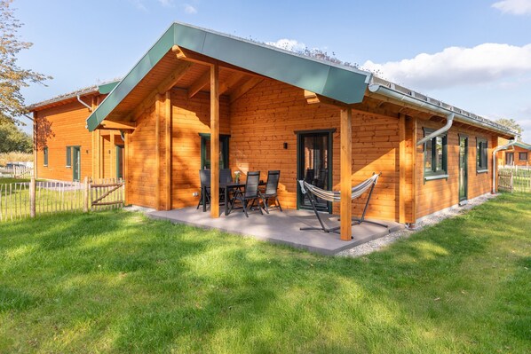 Outdoor dining - Vacation home "Huus Voss" in Kating for up to 6 people (Kating)