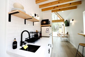 Réfrigérateur, micro-ondes, plaque de cuisson, cafetière/bouilloire