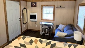 1 bedroom, WiFi, bed sheets - Tranquil Creekside Tiny House in the Appalachian Mountains, Perfect for a Weekend to Disconnect (Purlear)