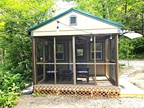 Terrace/patio - Tranquil Creekside Tiny House in the Appalachian Mountains, Perfect for a Weekend to Disconnect (Purlear)