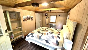 1 bedroom, WiFi, bed sheets - Tranquil Creekside Tiny House in the Appalachian Mountains, Perfect for a Weekend to Disconnect (Purlear)