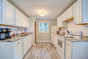 Private kitchen - Cute Cabin Rental for Lovely Glamping Trips on Lake Michigan (Muskegon)