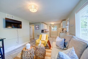 Living area - Cute Cabin Rental for Lovely Glamping Trips on Lake Michigan (Muskegon)