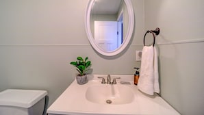 Serviettes fournies, savon, shampoing, papier toilette