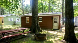Outdoor dining - Family Friendly Cabin Rental in Muskegon for Relaxing Getaways to Lake Michigan (Muskegon)