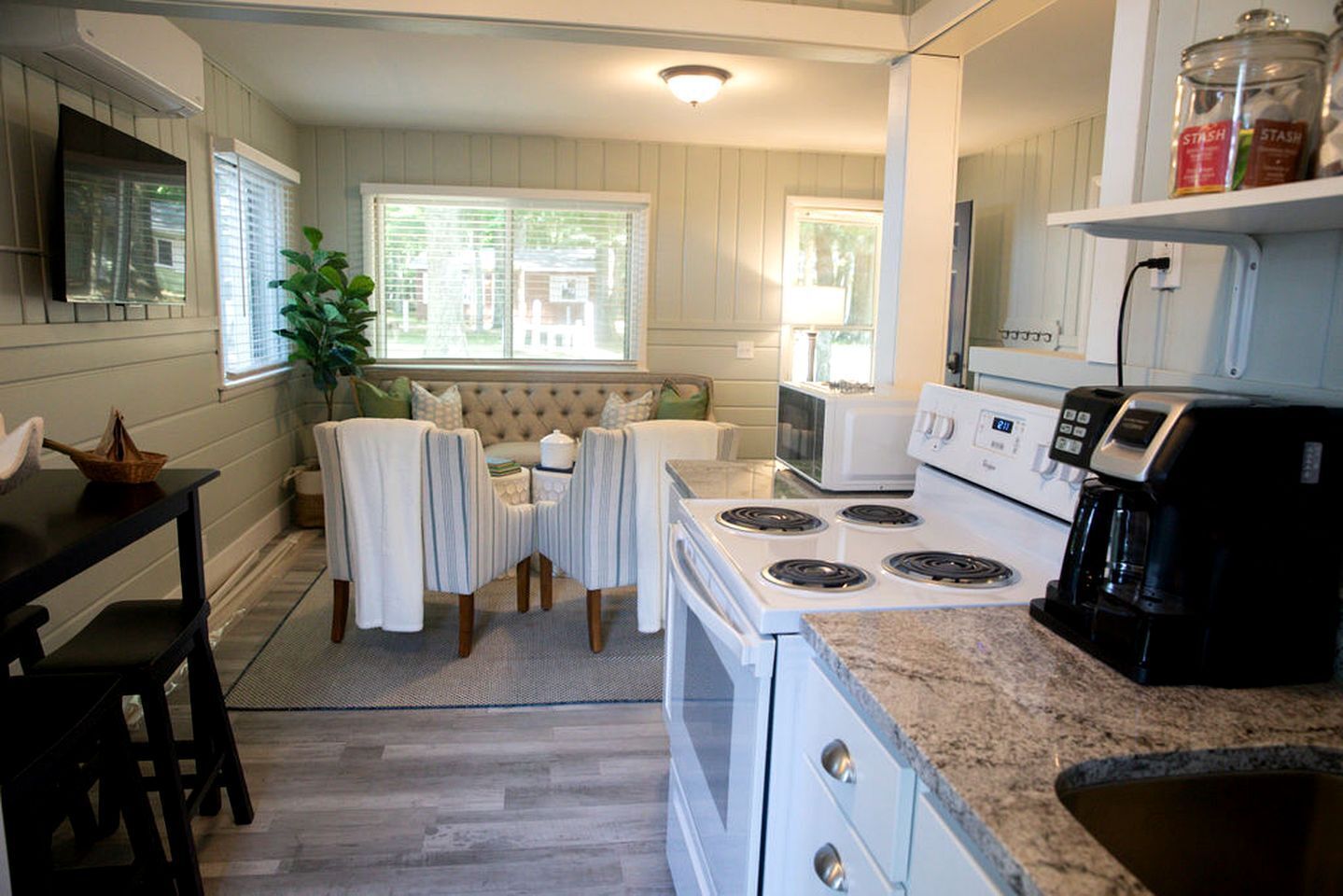 Fridge, oven, stovetop, coffee/tea maker